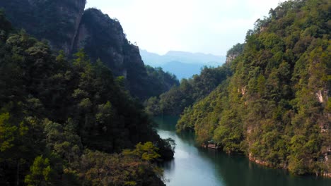 idílico lago rodeado de montañas boscosas en el lago baofeng en wulingyuan, parque forestal nacional de zhangjiajie, provincia de hunan, china