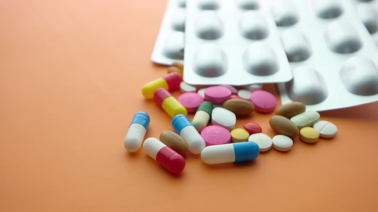 pastillas variadas y envases de ampollas