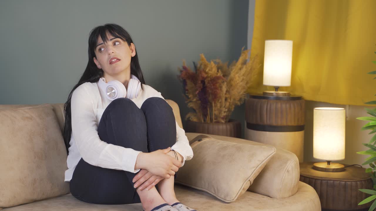 심리적 문제를 가진 여성이 밤에 집에 있습니다.