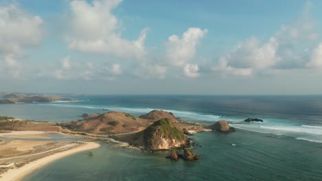 Pequeña-Península-En-La-Región-Costera-Tranquila-Con-Agua-Azul-Tropical,-Lombok