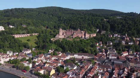 Heidelberg,-Alemania,-Tiro-Largo-Aéreo-Cinematográfico-Del-Castillo-De-Heidelberger-En-La-Ladera