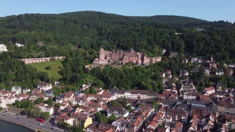 heidelberg alemania, toma aérea cinematográfica de la ladera del castillo de heidelberg