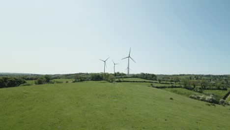 Grüne-Hügel-Und-Felder-Im-Windpark-Mit-Windkraftanlagen-In-Irland