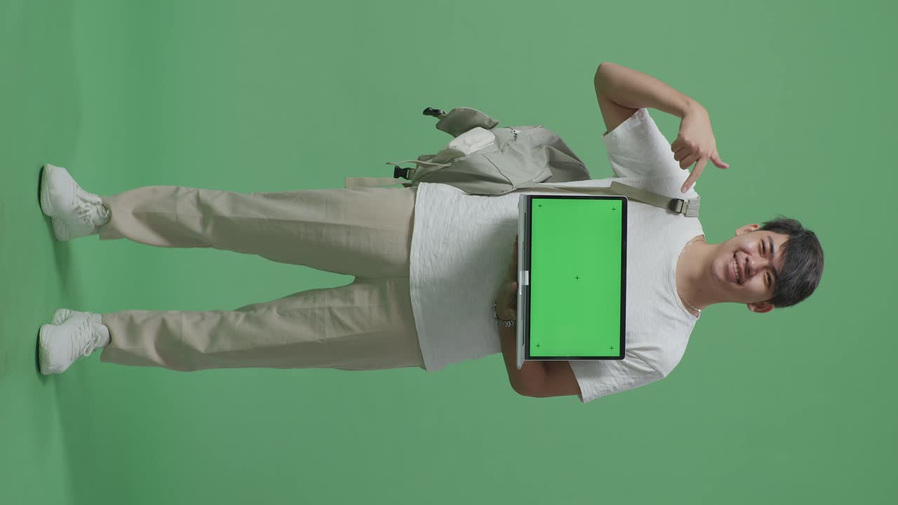 estudiante con portátil y mochila