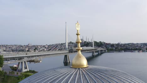 vista aérea del puente de metro golden horn y la mezquita.