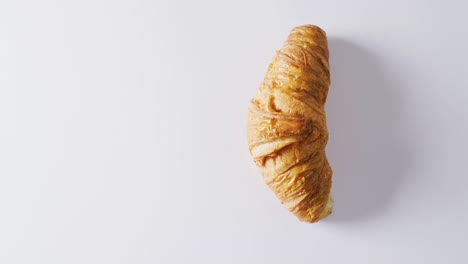 video de un primer plano de un croissant con espacio de copia en un fondo blanco