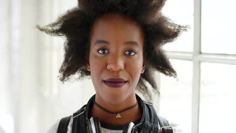 joven negra nerviosa con una elegante sonrisa afro