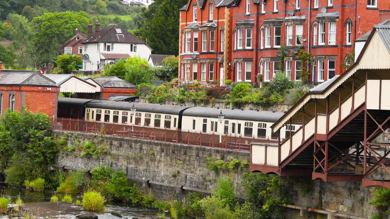 흐르는 강변 에 있는 매력적 인 건물 들
