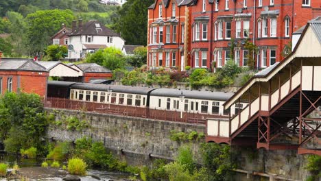 edificios encantadores junto a un río que fluye