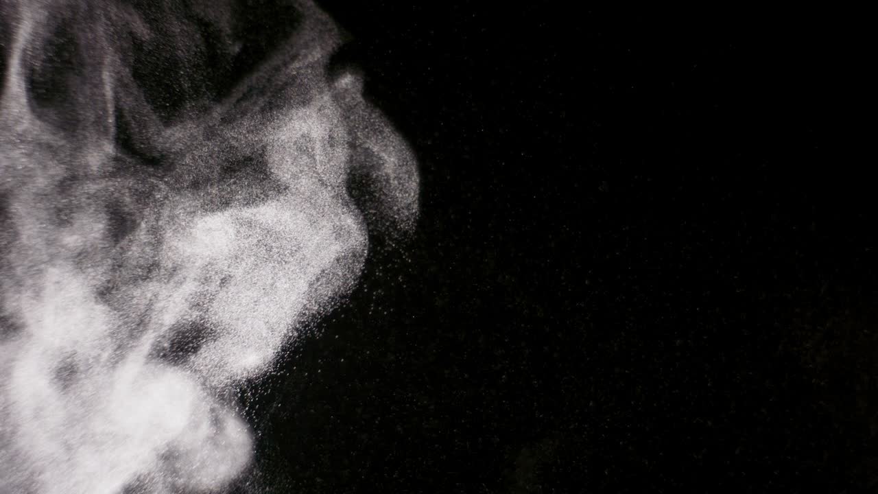 검은 바탕에 분리 된 파우더