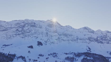 Toma-Aérea-De-Un-Dron-Que-Captura-La-Silueta-De-Los-Picos-Nevados-Al-Amanecer.