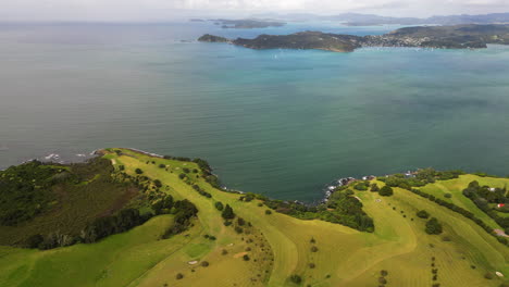 Los-Drones-De-La-Bahía-De-Las-Islas-De-Nueva-Zelanda-Vuelan-Sobre-La-Vista-De-La-Costa-Del-Océano-Y-Revelan-Un-Impresionante-Paisaje-Marino-En-El-Océano-Pacífico