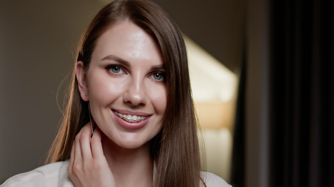 Ritratto di donna sorridente con l'apparecchio