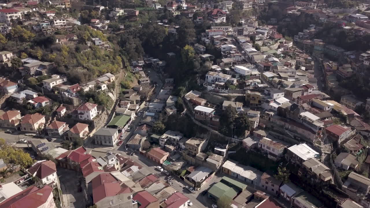 drone aéreo de casas coloridas en las colinas de valparaíso, chile