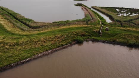 Blick-Aus-Der-Luft-Auf-Den-Grünstreifenweg-Neben-Dem-Fluss-Noord-In-Ridderkerk