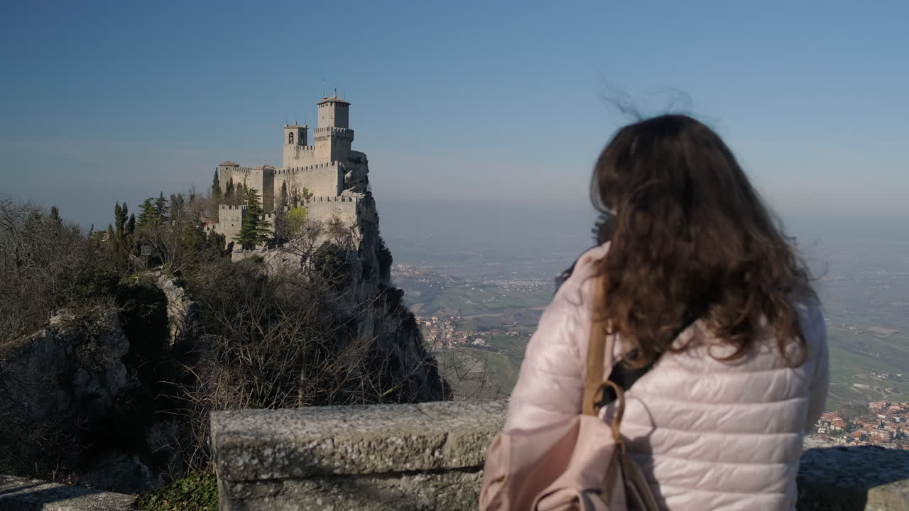 vistas de la mujer del castillo del monte desde la cima de una montaña