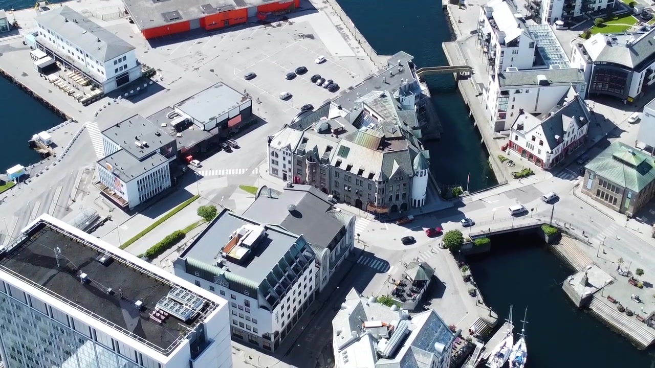 ノルウェーのオーレスンの港湾地域と街並みの空撮。
