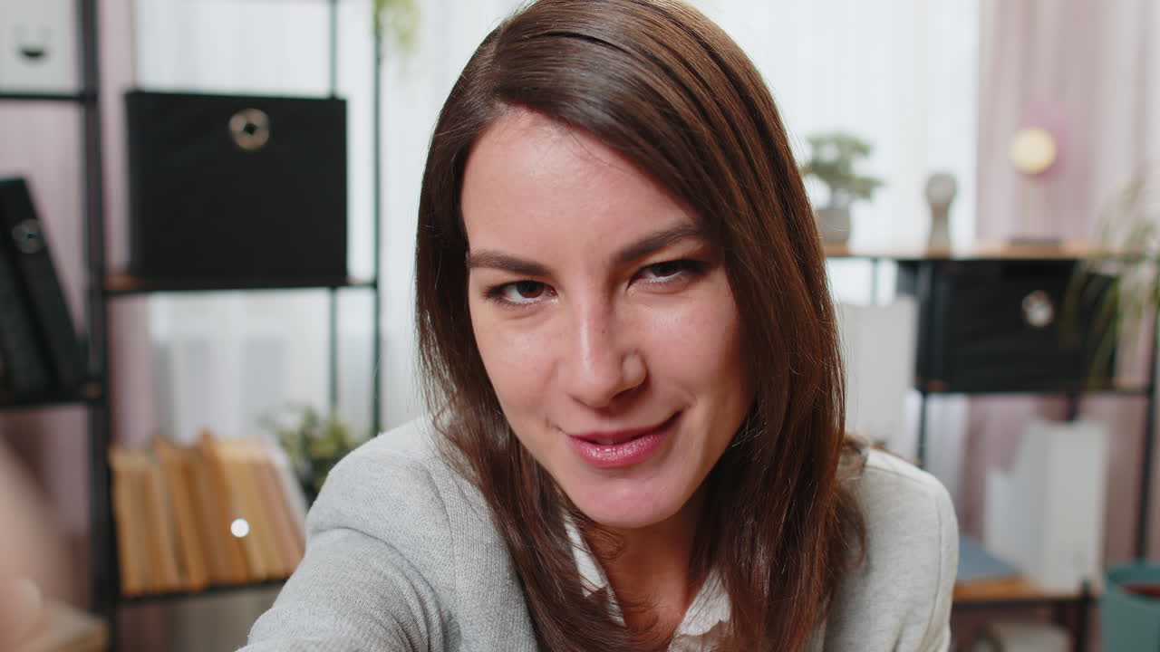 pov webcam vista mujer de negocios gerente mirando a la cámara hablando reunión en línea conferencia de oficina