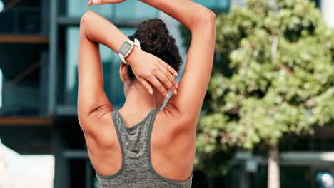 mujer estirándose al aire libre
