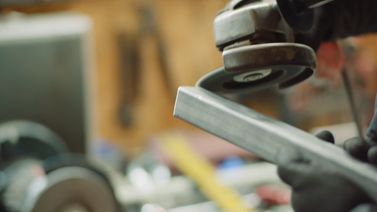 pulido de metal con lijadora en la fábrica de la industria metalúrgica