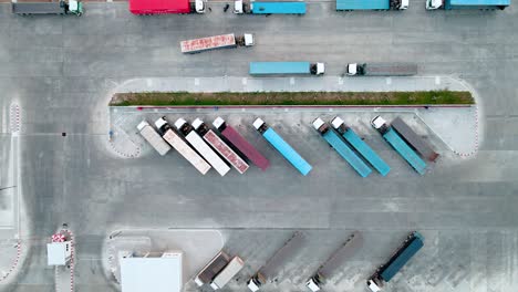 remolques de carga en el almacén listos para la carga y descarga