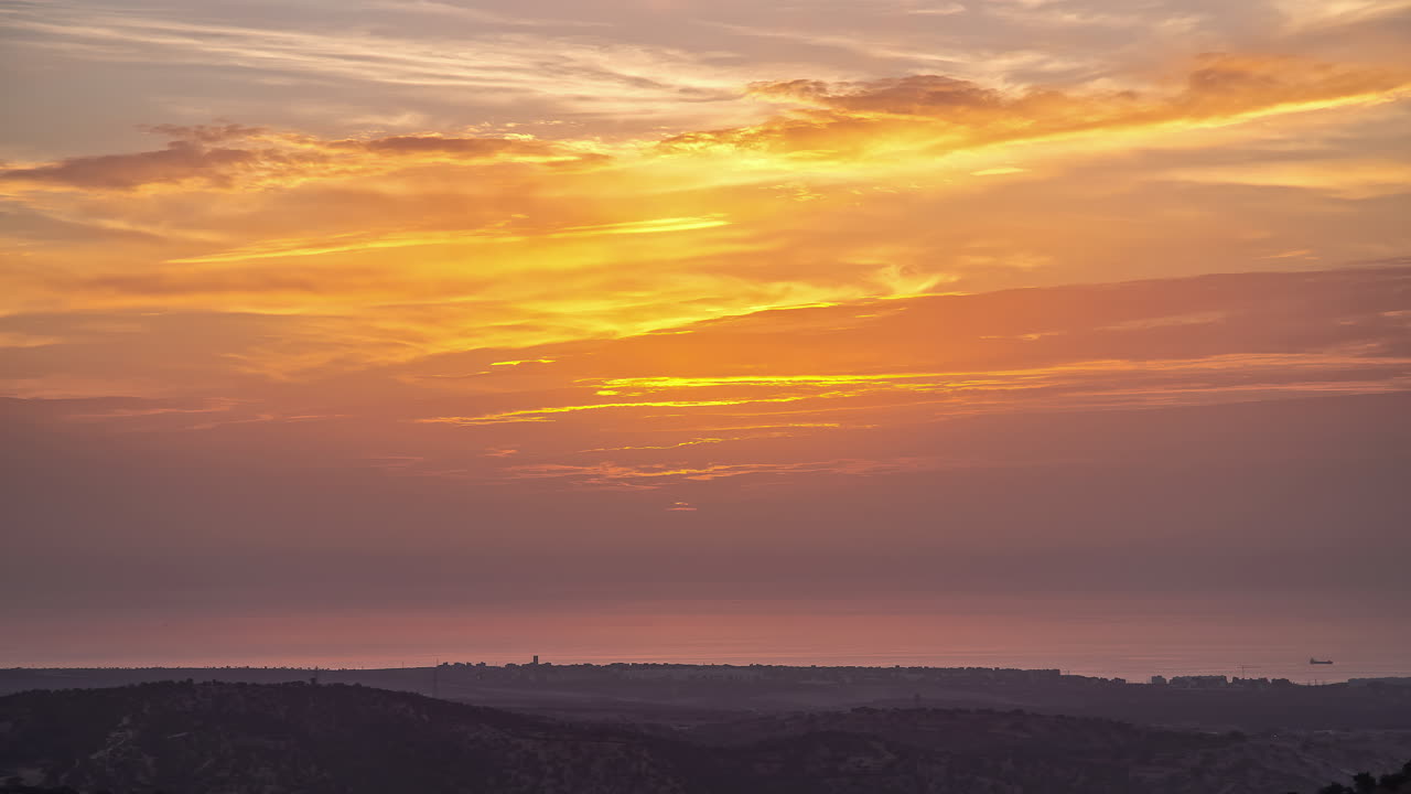 흐린 날 새벽에 황금빛 하늘에 떠오르는 태양