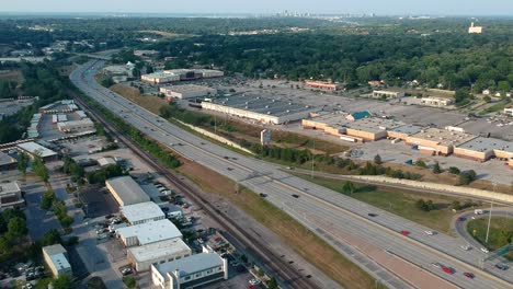 Drohnenvideo-Von-I-35-In-Kansas-City-Mit-Blick-Auf-Die-Innenstadt-Im-Hintergrund