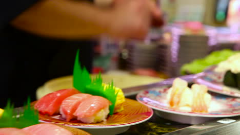 artículos de sushi viajan en una cinta transportadora en un restaurante en china 3