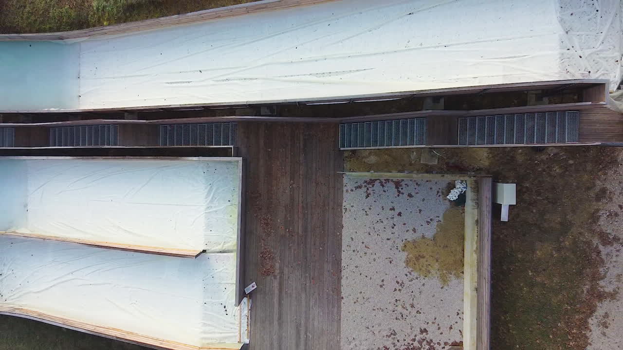 슬로베니아에서 스키 점프 램프의 원형 탑다운 드론 샷