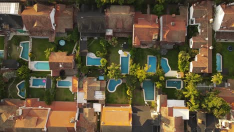 flyover aéreo de arriba hacia abajo distrito de lujo en buenos aires con muchas piscinas en el jardín - distrito de vicente lópez, argentina