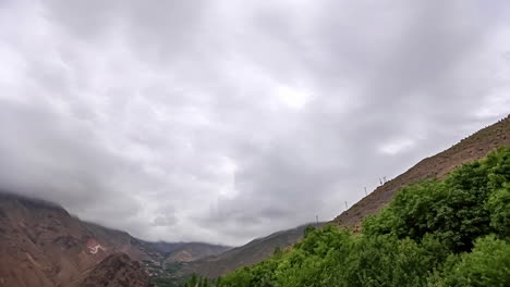 Der-Wind-Bläst-Im-Sommer-Wolken-Zwischen-Zwei-Berggipfel---Bewölkte-Wolkenlandschaft-Im-Zeitraffer