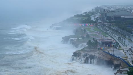 Disparo-De-Un-Dron-Volando-Sobre-Enormes-Olas-Ciclónicas-Que-Estrellan-La-Costa-Caribeña