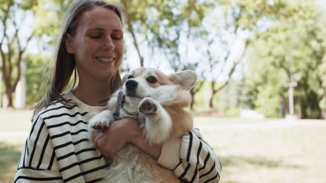 mujer sosteniendo a su perro