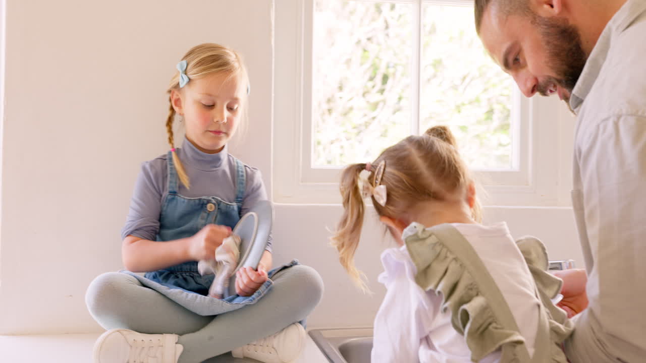 그 ⁇ 을  ⁇ 고, 가족과 딸들과 아버지