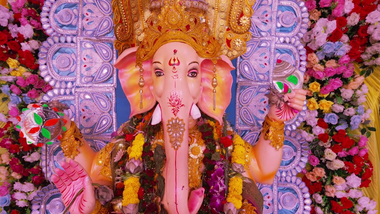 Lord Ganesha è la venerata divinità indù con la testa di elefante, nota come colui che rimuove gli ostacoli e dio della saggezza, dei nuovi inizi e della prosperità