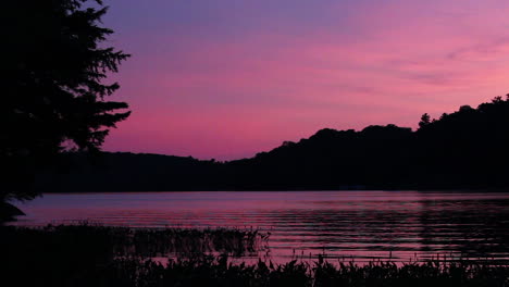 Una-Puesta-De-Sol-Rosa-púrpura-Sobre-Un-Lago-En-El-Norte-De-Ontario