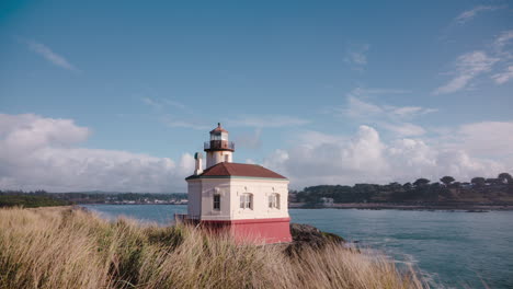 Hermoso-Lapso-De-Tiempo-Diurno-Del-Faro-En-Bandon,-Oregon,-Estados-Unidos