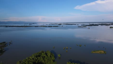 vista aérea del área de humedales sumergida en agua de inundación en bangladesh, sylhet