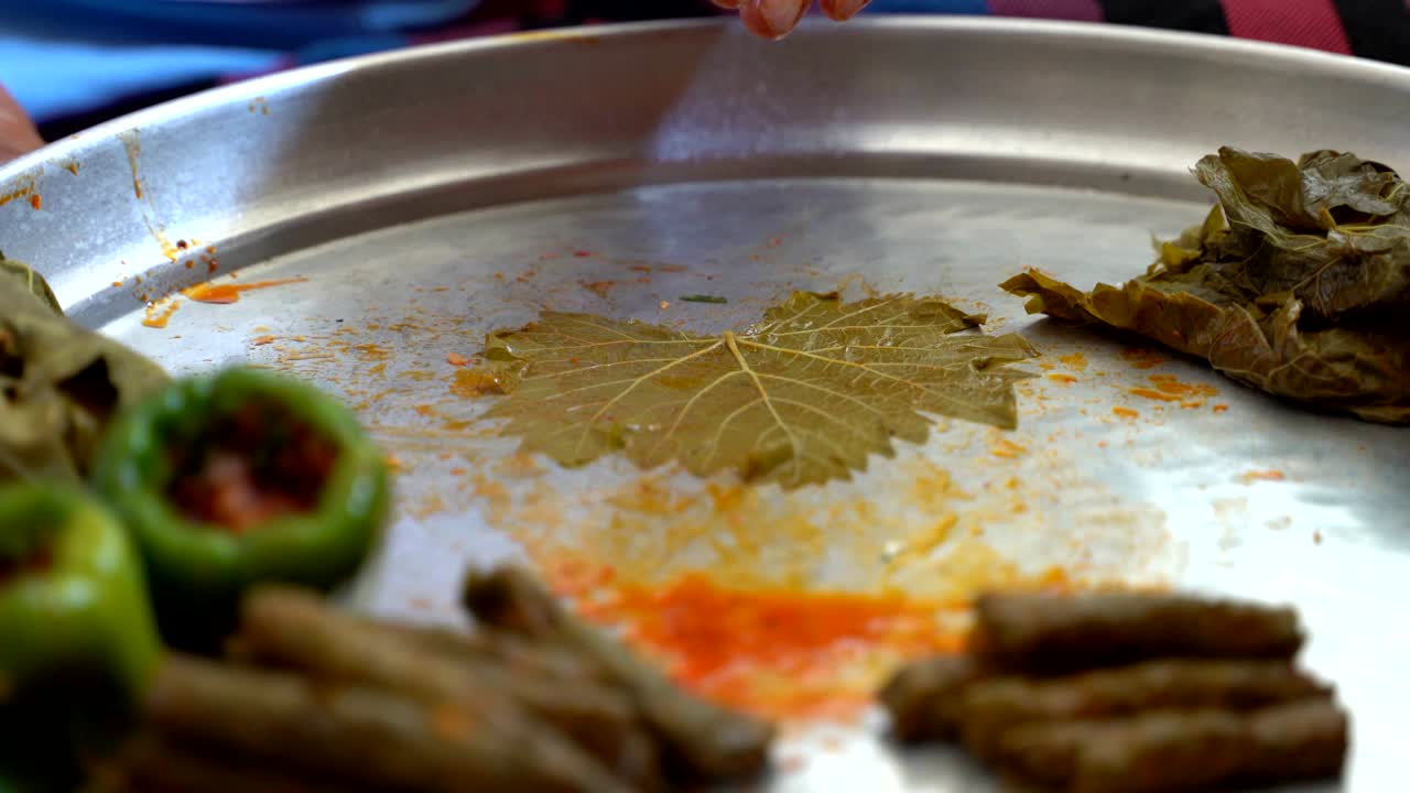 Bir kadın yaprak sarma hazırlıyor, Türk yemek kültürü ve dolma.