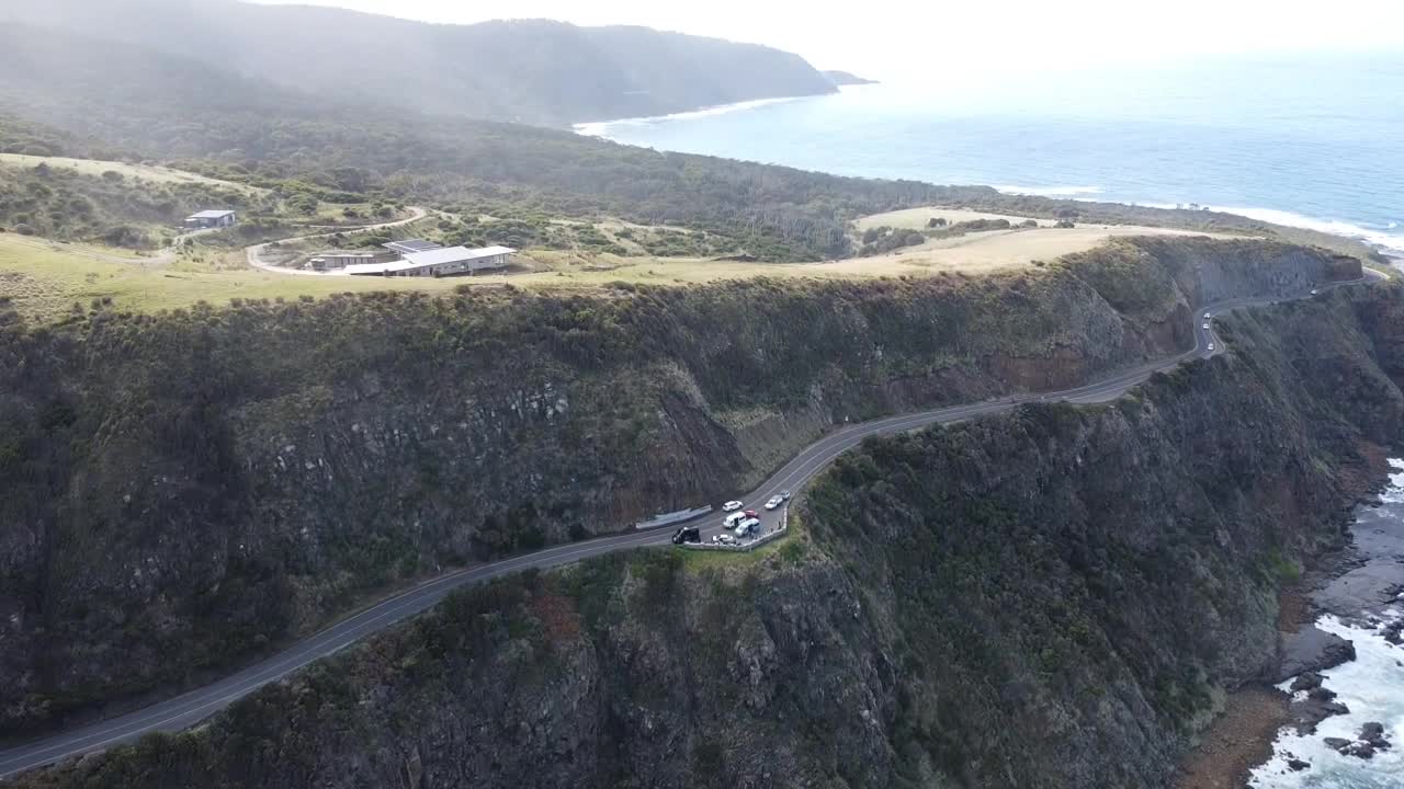 여름에 배 여행을 할 때 드론으로 볼 수 있는 위대한 바다 도로의 아름다운 장소