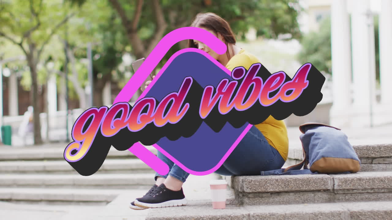 animación de buenas vibraciones texto sobre forma de diamante púrpura con mujer usando teléfono inteligente en el parque