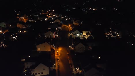 Las-Luces-Iluminan-Casas-Grandes-En-Un-Barrio-Exclusivo-De-Estados-Unidos-Por-La-Noche