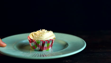 Muffin-cake-with-white-cream.-Tasty-muffin-on-ceramic-plate.-Homemade-cupcake