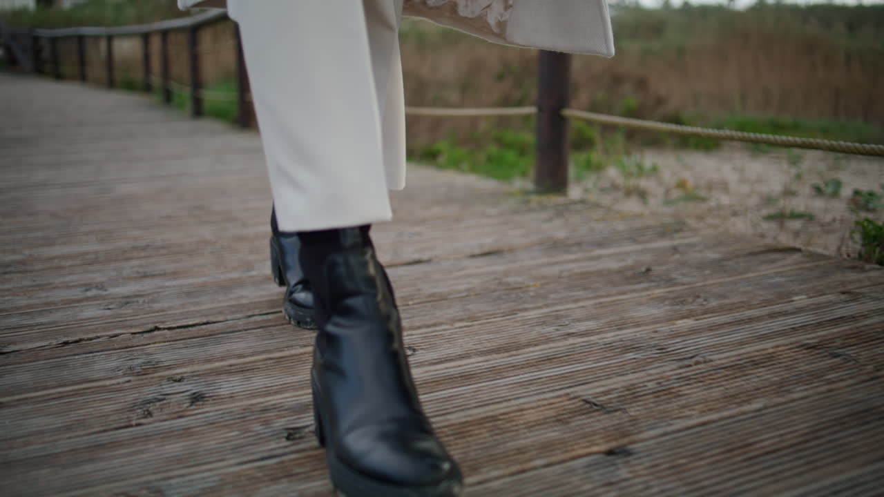 가을 부츠 는 나무 길 클로즈업. 조용한 여행자 다리 산책 산책