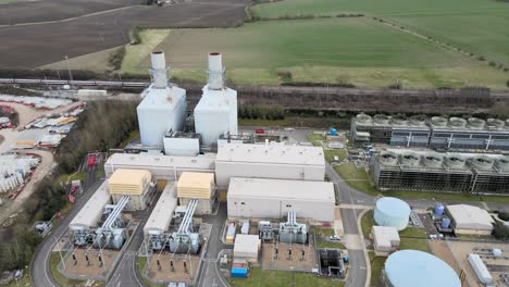 Little-Barford-Power-Station-St-Neots-Uk-Zug-Vorbei-Im-Hintergrund-Luftaufnahmen-4k