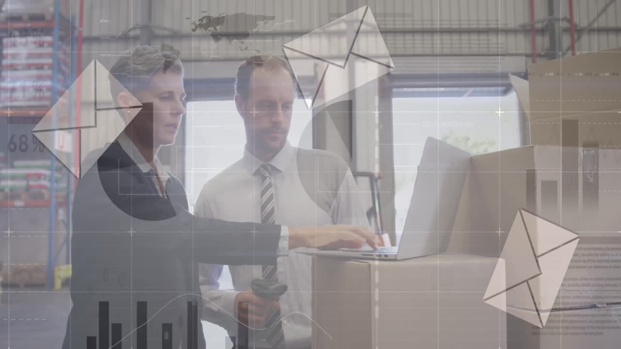 анимация писем над кавказскими женщинами и мужчинами, работающими на складе