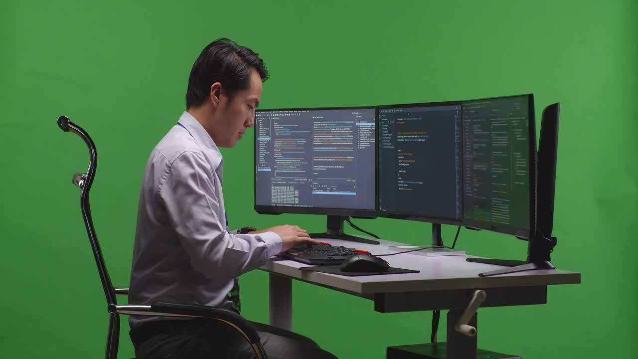 glücklicher programmierer feiert den erfolg des codes