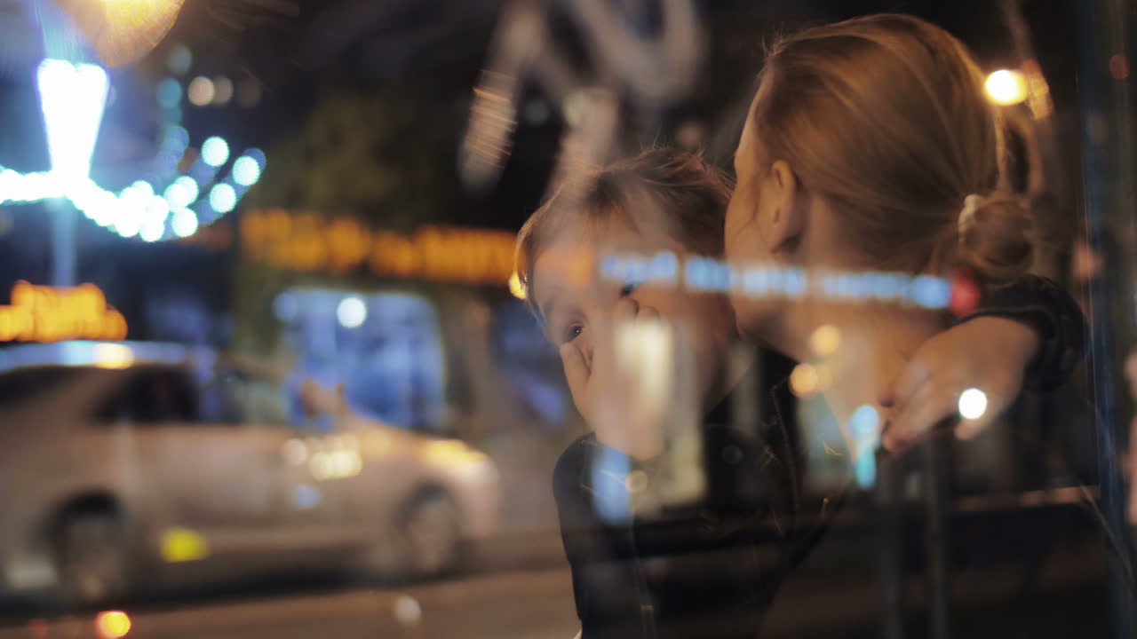 도시 거리에서 아들과 어머니