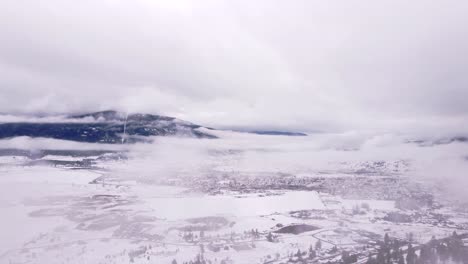 En-Un-Día-De-Invierno,-Se-Puede-Ver-Un-Paisaje-Urbano-A-Través-De-Nubes-Que-Se-Mueven-Rápidamente.