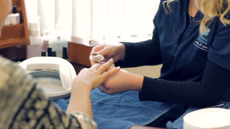 mujer haciéndose una manicura en el spa